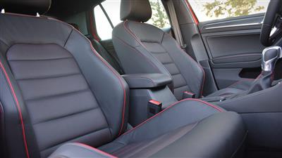 صندلی های اسپرت با روکش چرمی در کابین گلف GTI
